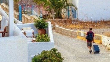 Χρήστος Γιαννούτσος: Η στέγαση στη νησιωτική Ελλάδα είναι δικαίωμα ή πολυτέλεια (μέρος 1ο);