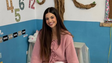 Πως ζωντανεύει το μάθημά της μια δασκάλα με καταγωγή από την Κάρπαθο, η οποία διδάσκει σε σχολείο της Μυκόνου