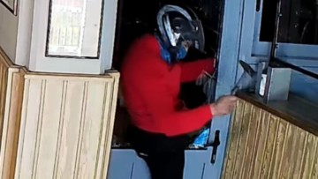 Βίντεο:Έσπασε με σφυρί το τζάμι ψητοπωλείου και άρπαξε την ταμειακή