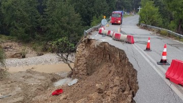 Κλειστή η Οδός Καλυθιές – Ψίνθος λόγω Κατάρρευσης Επιχώματος – Εκτροπή Κυκλοφορίας