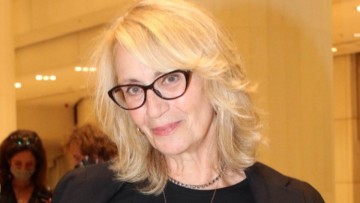 Θέμις Μπαζάκα: «Στο νησί μου, στην Κάρπαθο, στην περιπέτεια υγείας που πέρασα, οι συγχωριανοί μου, μου άναβαν κεράκια»