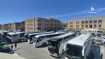 Τουριστικά λεωφορεία απέκλεισαν την πλατεία Δημαρχείου
