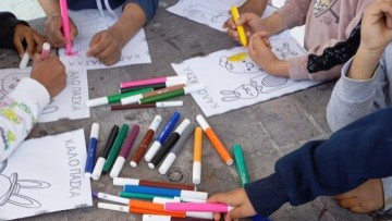 Τις λαμπάδες τους για το Πάσχα έφτιαξαν τα παιδιά Ρομά με την υποστήριξη του Παρατήματος Ρομά του Κέντρου Κοινότητας