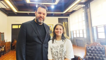 Ο δήμαρχος Ρόδου βράβευσε 13χρονη μαθήτρια που βρήκε φάκελο με χρήματα και το παρέδωσε