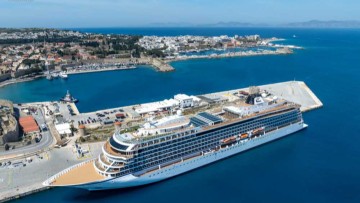 Το εντυπωσιακό κρουαζιερόπλοιο Viking Saturn επισκέφθηκε το λιμάνι της Ρόδου