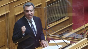 Παρέμβαση του Μάνου Κόνσολα για να μην απαξιωθεί η ακίνητη περιουσία μικροϊδιοκτητών κάτω των δύο στρεμμάτων
