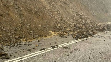 Κατολισθήσεις στο οδικό δίκτυο Απερίου – Ολύμπου: Σε εξέλιξη οι εργασίες αποκατάστασης