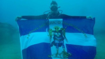 Ροδίτης βούτηξε στον βυθό ανοίγοντας την ελληνική σημαία με τον Πανορμίτη