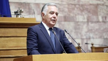 Ο Βασίλης Α. Υψηλάντης εκπρόσωπος της Βουλής των Ελλήνων στη Σύμη για τον εορτασμό της επετείου της 8ης Μαΐου1945