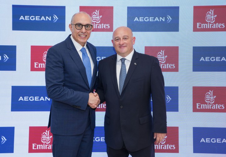 (Αριστερά προς δεξιά): Dr. Nejib Ben Khedher, Divisional Senior Vice President Emirates Skywards, και Ηλίας Μανδρούκας, Deputy Chief Commercial Officer, Digital and Marketing, AEGEAN