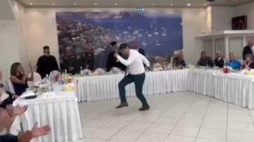 Το ζεϊμπέκικο του δημάρχου Σύμης, παρουσία του Νίκου Δένδια έκλεψε την παράσταση στο επίσημο γεύμα (video)