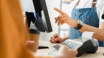 ΑΑΔΕ: Μπαίνει φρένο σε «πειραγμένες» ταμειακές και POS