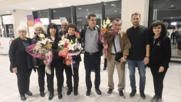 Με μια αγκαλιά και μια ανθοδέσμη: Συγκινητική υποδοχή για τα αδέρφια Θαρενού στη Ρόδο