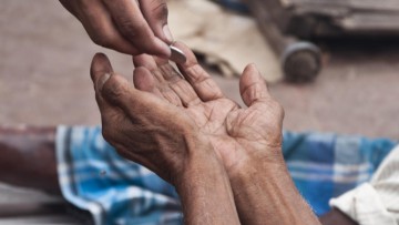 Ρόδος: Συνελήφθησαν δύο γυναίκες Ρομά που έβαζαν τα παιδιά τους να ζητιανεύουν στην Παλιά Πόλη