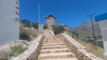 Σε πλήρη εξέλιξη βρίσκονται οι εργασίες στους παραδοσιακούς Ανεμόμυλους στο Κάστρο της «Χρυσοχεριάς» Καλύμνου