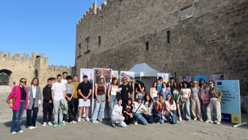 Το 4ο ΓΕΛ Ρόδου εκπροσωπεί τη νέα γενιά στην Ημέρα της Ευρώπης 2025