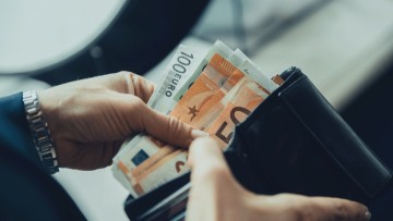 Αυξήσεις μισθών και αναδρομικά από Ιούνιο για 40.000 δημοσίους υπαλλήλους