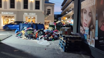 Εντοπίστηκε ο καταστηματάρχης, από τις αποθήκες του οποίου «πλημμύρισαν» με ρούχα οι κάδοι στο Κέντρο