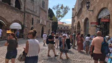 Αλλοδαποί ξεναγούν παράνομα και προκλητικά σε αρχαιολογικούς χώρους της Ρόδου