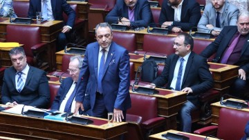 Τα πάνω - κάτω στη Βουλή μετά την έκπτωση των τριών «Σπαρτιατών» - Ερωτήματα για το πώς θα διαμορφώνονται οι πλειοψηφίες