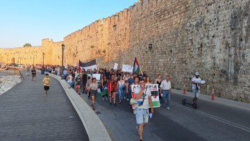Πορεία αλληλεγγύης στη Ρόδο για τον παλαιστινιακό λαό από τη Ροδιακή Επιτροπή Ειρήνης