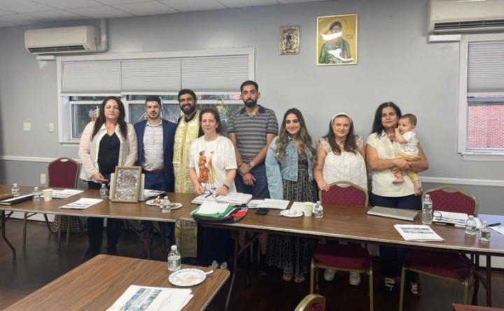 Το νέο Διοικητικό Συμβούλιο της Ομοσπονδίας Δωδεκανησιακών Σωματείων. Από αριστερά προς τα δεξιά: ταμίας Ευδοκία Καμπούρη, πρόεδρος Νίκος Καρτάλης, π. Γεώργιος Καζούλης, Α΄ αντιπρόεδρος Αδαμαντία Μαρή, Β΄ αντιπρόεδρος Δημήτρης Κοντός, γενική γραμματέας Ζωή Πηλίου, αναπληρώτρια ταμίας Σωτηρία Ζουρούδη και Β΄ γραμματέας Μαρία Μαραγκού. Φωτογραφία: «ΕΘΝΙΚΟΣ ΚΗΡΥΞ»/ΕΛΕΝΗ ΣΑΚΕΛΛΗ
