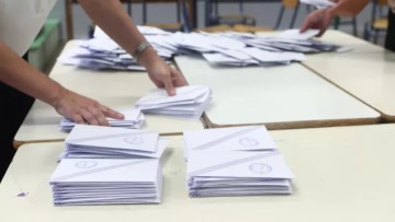 Νέα δημοσκόπηση της Interview: πώς διαμορφώνονται τα ποσοστά των κομμάτων