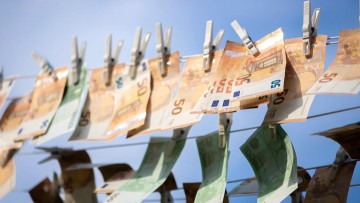 Η ΑΑΔΕ «κρέμασε στα μανταλάκια» τους μεγαλοοφειλέτες για χρέη πάνω από 150.000 ευρώ
