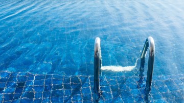 Η νέα ΚΥΑ για τη λειτουργία πισινών σε τουριστικά καταλύματα