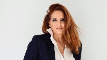 Φωτεινή Καράμπελα: Η Μέθη της Εξουσίας και η Μνήμη του Λαού