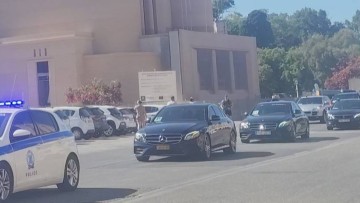 Εντυπωσιακή αυτοκινητοπομπή στη Ρόδο – Ο Κινέζος Πρωθυπουργός Λι Τσιανγκ στο Μανδράκι υπό αυστηρά μέτρα ασφαλείας Ivideo)