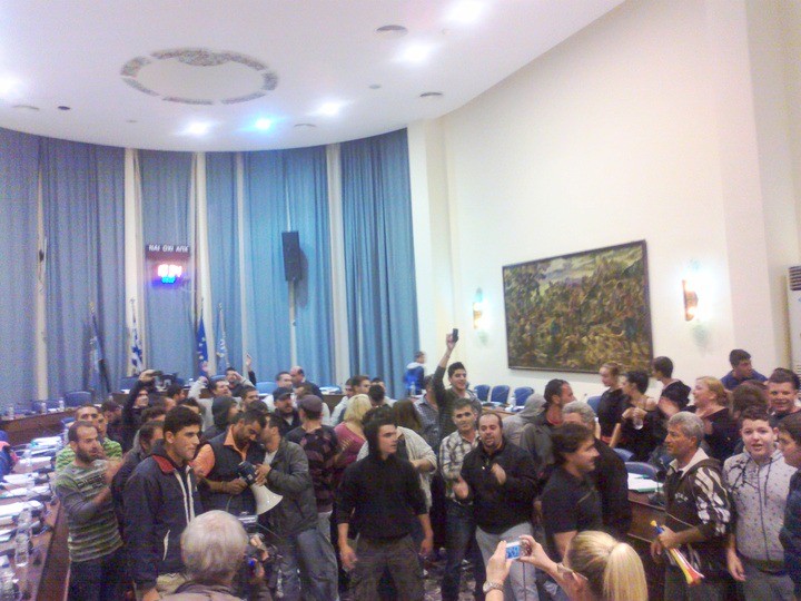 22 Οκτωβρίου 2011 επί δημαρχίας Στάθη Κουσουρνά. Το δημοτικό συμβούλιο επιχειρεί να συνεδριάσει για να χωροθετήσει θέση μεταφοράς του καταυλισμού κοντά στις Καλυθιές. Γίνεται έφοδος από δεκάδες κατοίκους της περιοχής, οι οποίοι προειδοποιούν να μην επιχειρηθεί κάτι τέτοιο