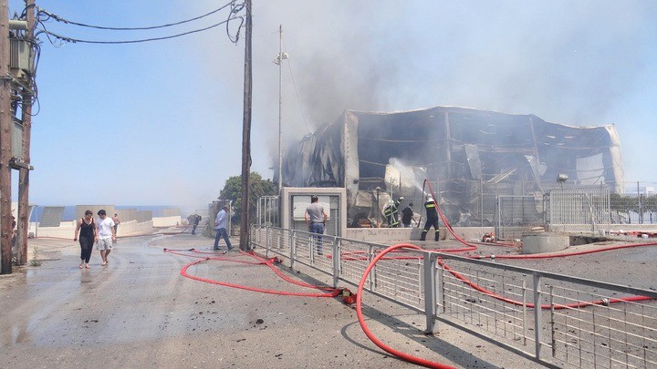 15 Ιουνίου 2014. Ένα εξαιρετικό υπερκατάστημα το οποίο γειτνιάζει με το Cosmos Center με εμπόρευμα αξίας εκατομμυρίων ευρώ, γίνεται στάχτη μέσα σε λίγα λεπτά. Κανείς δεν μπόρεσε ποτέ να εντοπίσει πώς και από ποιους ξεκίνησε η φωτιά. Τον Ιούλιο του 2014 οι καταστηματάρχες της περιοχής ζήτησαν προστασία από τις αρχές. Στις 17 Δεκεμβρίου του 2014 το πόρισμα του ανακριτικού τμήματος της Π.Υ.Ρ. που στάλθηκε στην Εισαγγελία, απέδωσε τις ευθύνες για τη φωτιά σε… άγνωστο άτομο