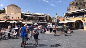 Πεζές αστυνομικές περιπολίες στη Μεσαιωνική Πόλη για συνεχείς ελέγχους στην εστίαση