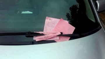 Παράνομη στάθμευση: Παραγράφονται μετά την τριετία οι «ξεχασμένες» κλήσεις των δήμων