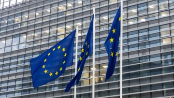 Κομισιόν: Πρόταση για φόρο στις μεγάλες επιχειρήσεις με στόχο την ενίσχυση του προϋπολογισμού της ΕΕ