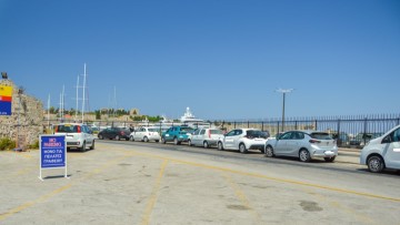 Αυτοσχέδιος χώρος στάθμευσης έξω από το κεντρικό λιμάνι