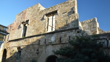 Εκπονούνται οι μελέτες για την αποκατάσταση του Καταλανικού Αρχοντικού στη Μεσαιωνική Πόλη