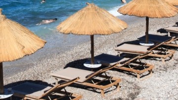Κατάληψη παραλιών χωρίς τιμωρία: Το κράτος παλεύει με κορδέλες