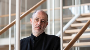 Ο Φίλιππος Τσαλαχούρης μιλά για τον Χατζιδάκι, τον Κουν και τη ζωντανή μνήμη του Θεάτρου Τέχνης