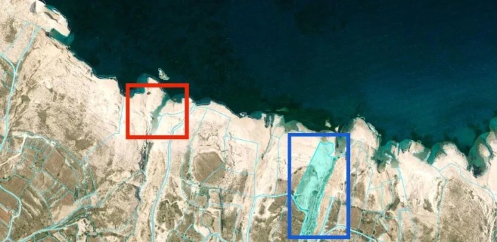 Στην κόκκινη ένδειξη βρίσκεται το πανέμορφο Σαρακήνικο και στη μπλε είναι το σημείο όπου ήθελαν να κατασκευάσουν το ξενοδοχείο