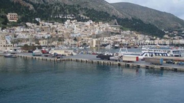 65χρονη αλλοδαπή επιβάτιδα έπεσε στη θάλασσα, στο διάκενο μεταξύ της προβλήτας και του σκάφους που επέβαινε κατά την αποβίβαση της στο λιμάνι Καλύμνου.