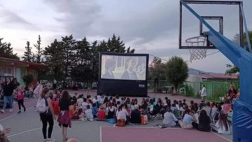 Θερινό σινεμά στις σχολικές αυλές – Μια ιδέα που αξίζει να φτάσει και στη Ρόδο