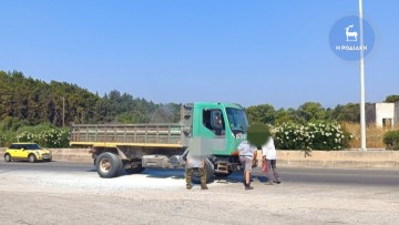 Φορτηγό πήρε φωτιά την ώρα που κινείτο στη Ρόδου-Λίνδου