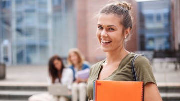 Πανελλαδικές 2025: Οι προτιμήσεις των υποψηφίων, οι υψηλές βάσεις και το «παράδοξο» των κενών θέσεων