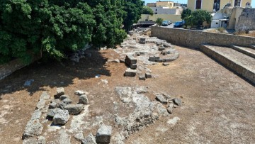 Καθαρισμός στην πλατεία Πεισιδώρου