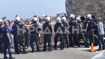 Ρόδος: Στη δικαιοσύνη για παράβαση του αντιρατσιστικού νόμου και βία κατά υπαλλήλων παραπέμπονται 8 από τα 14 άτομα