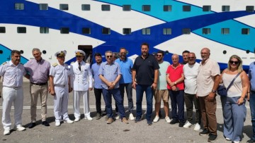 Οι εκπρόσωποι των τοπικών Αρχών της Ρόδου στο λιμάνι κατά την άφιξη του κρουαζιερόπλοιου από το Ισραήλ
