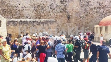 Βίντεο: Ένταση στο λιμάνι της Ρόδου με την άφιξη Ισραηλινών τουριστών – Ισχυρά μέτρα ασφαλείας και προσαγωγές