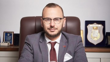 Πέντες Ελευθέριος: «Το πλοίο έδεσε, αλλά οι λύσεις για τα νησιά ακόμα» – Σκληρή παρέμβαση για την εγκατάλειψη του Βορείου Αιγαίου